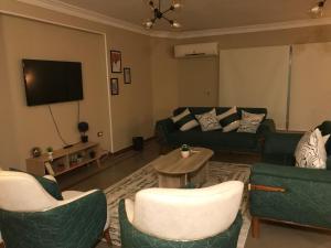 Televisyen dan/atau pusat hiburan di Cozy and warm apartment +2 gambar