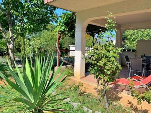 Κήπος έξω από το Ferienwohnung für 4 Personen ca 45 m in Šilo, Adriaküste Kroatien Kroatische Inseln