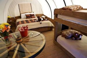 Postel nebo postele na pokoji v ubytování Unforgettable Glamping Getaways in this Covered Wagon in Moore, Oklahoma