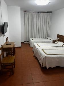 A television and/or entertainment centre at Hotel Hispanidad