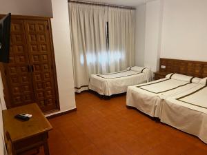 A bed or beds in a room at Hotel Hispanidad