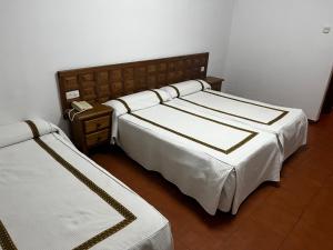 A bed or beds in a room at Hotel Hispanidad Még 33 kép