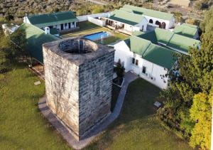 - une vue aérienne sur une maison avec une piscine dans l'établissement Trumpetters Drift Game Farm, à Grahamstown