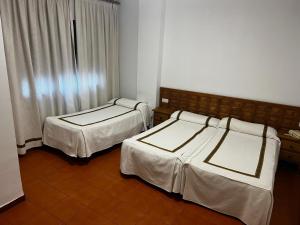 A bed or beds in a room at Hotel Hispanidad