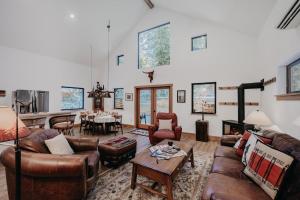 DemingにあるMt Baker Rim Cabin 50 with WIFI, Hot Tub and Air Conditioningのリビングルーム(革製家具、テーブル付)
