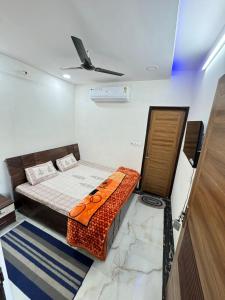 a bedroom with a bed and a ceiling at Narayanam Royal Stay in Jaipur
