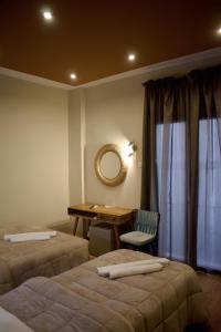 Postel nebo postele na pokoji v ubytování Nafsika Hotel Athens Centre
