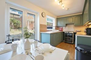 Η κουζίνα ή μικρή κουζίνα στο Stupton House, Large 3 Bed House that Sleeps 8 with Full Size Pool Table & FREE Parking - Hosted by Stay Host Save