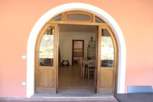 an arched doorway into a dining room with a table at Casa Cesare - appartamenti a Salina in Isola Salina +46 photos