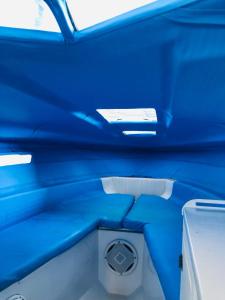 a blue room with a toilet in a boat at lancha deportiva stand by me in Rodadero