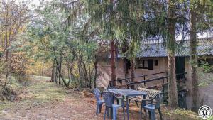 a table and chairs in front of a house at L'ouastadet in Aspret-Sarrat