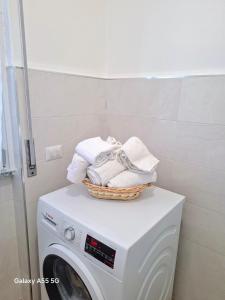 a washing machine with a basket on top of it at Casa Sissi in Zibido San Giacomo