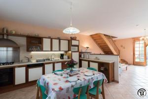 eine Küche mit einem Tisch mit einer Tischdecke in der Unterkunft Gèze in Chein-Dessus