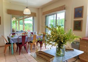 a dining room with a table and chairs at Le clos saint-paul - nature in Estadens