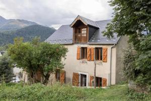 a house with a gambrel roof on top of it at Près de l'eglise in Garin