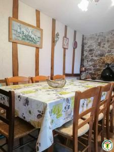 een eettafel met een tafelkleed erop bij Chez courrier in Razecueillé