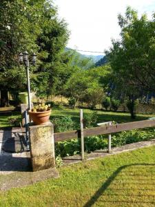 een hek met daarop een bloempot bij Chez courrier in Razecueillé