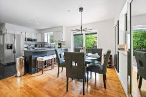 Kuchyň nebo kuchyňský kout v ubytování BlackBerry - Private home with Jacuzzi year-around