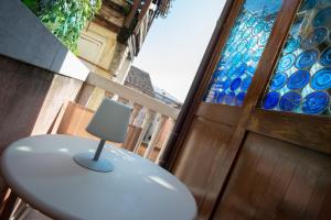 a white table with a lamp next to a door at Ca' Dei Dogi in Venice +53 photos