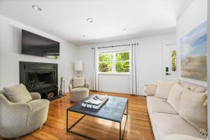 Posezení v ubytování BlackBerry - Private home with Jacuzzi year-around