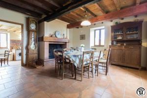 eine Küche und ein Esszimmer mit Tisch und Stühlen in der Unterkunft Panifous in Montbrun-Bocage