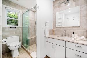 Koupelna v ubytování BlackBerry - Private home with Jacuzzi year-around + 14 fotografií