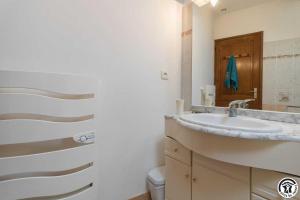 ein Badezimmer mit Waschbecken und Toilette in der Unterkunft Panifous in Montbrun-Bocage + 26 Fotos