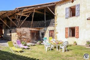 Eine Gruppe von Stühlen und ein Tisch vor einem Haus in der Unterkunft Panifous in Montbrun-Bocage