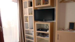 a tv sitting on top of a book shelf at Gîte Baugnac N°2 in Lavalette
