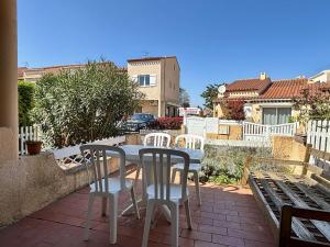stół i krzesła na patio w obiekcie Maison T3 avec mezzanine, piscine, parking, proche mer - Argelès-sur-Mer - FR-1-225-774 w Argelès-sur-Mer +11 zdjęć