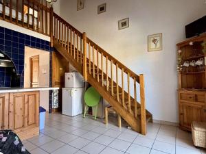 kuchnia z drewnianymi schodami w domu w obiekcie Maison T3 avec mezzanine, piscine, parking, proche mer - Argelès-sur-Mer - FR-1-225-774 w Argelès-sur-Mer