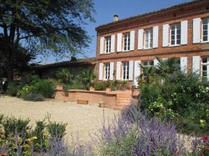 a house with a garden in front of it at Les pyrénées in Aurin