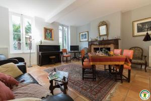 a living room with a table and a piano at Les pyrénées in Aurin