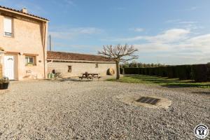 een gebouw met een picknicktafel ervoor bij Saint martin in Beaumont-sur-Lèze