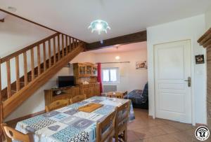 een eetkamer met een tafel en een trap bij Saint martin in Beaumont-sur-Lèze +15 foto's