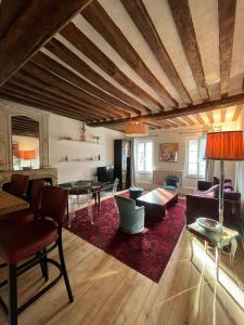 a living room with a couch and a table at Caen duplex T2 confort 18è s coeur de ville avec Vayny in Caen