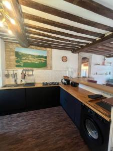 a kitchen with a sink and a washing machine at Caen duplex T2 confort 18è s coeur de ville avec Vayny in Caen +10 photos