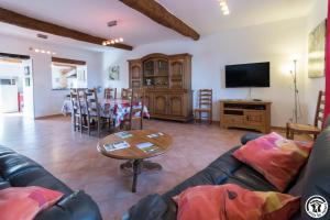 een woonkamer met een bank en een tafel bij Saint martin 2 in Beaumont-sur-Lèze