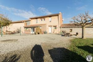 een schaduw van een persoon die voor een huis staat bij Saint martin 2 in Beaumont-sur-Lèze