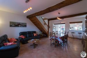 een woonkamer met een bank en een tafel bij Saint martin 2 in Beaumont-sur-Lèze