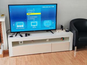 TV a/nebo společenská místnost v ubytování Duquesa Beach