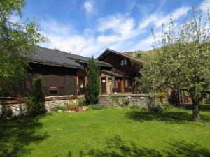 a house with a yard in front of it at Le gîte de la coume in Garin