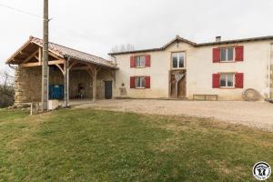 an exterior view of a house with a barn at Le gîte des oiseaux in Montbernard