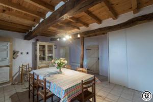 a kitchen and dining room with a table and chairs at Le gîte des oiseaux in Montbernard