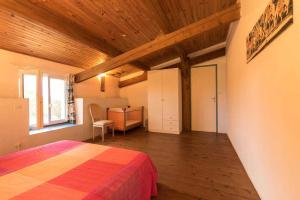 a bedroom with a bed and a wooden ceiling at Le gîte des oiseaux in Montbernard