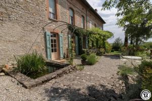 an external view of a brick house with a garden at Château sud in Cessales
