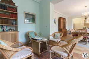 a living room with wicker chairs and a table at Château sud in Cessales