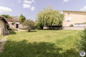 a yard with a tree and a house at Les lilas in Aussonne