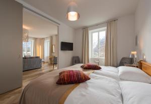 Hotel Saratz Pontresina Mountain Resort & Spa客房内的一张或多张床位