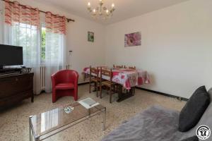a living room with a table and a dining room at Les hortensias in Aussonne